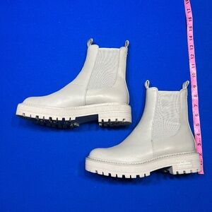 Like new! Laguna lugged sole Chelsea boots